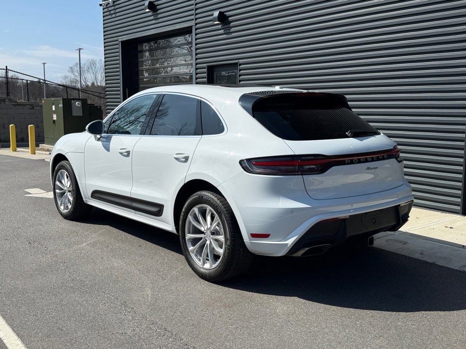 Certified 2025 Porsche Macan image 3
