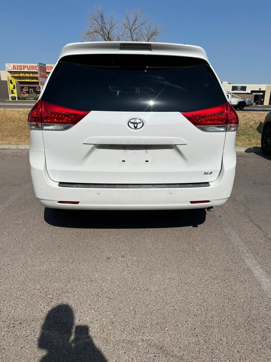 Used 2014 Toyota Sienna XLE FWD image 5