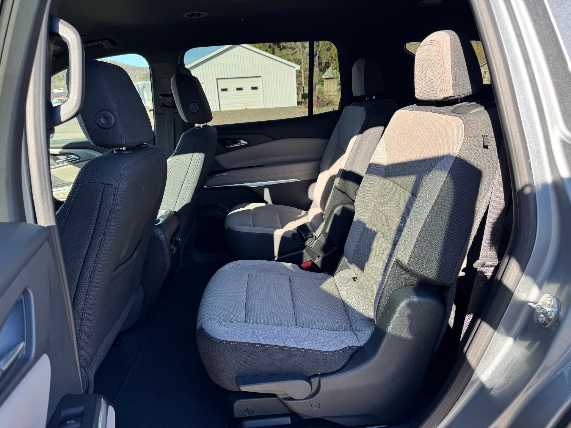 Used 2025 Chevrolet Traverse LT image 38