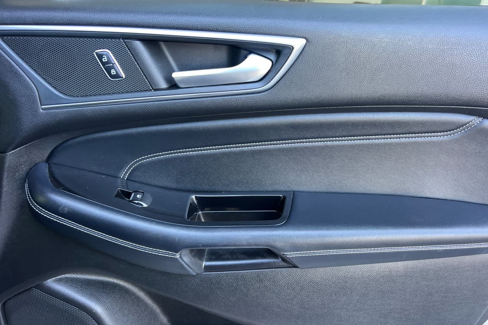 Used 2018 Ford Edge Titanium FWD image 19