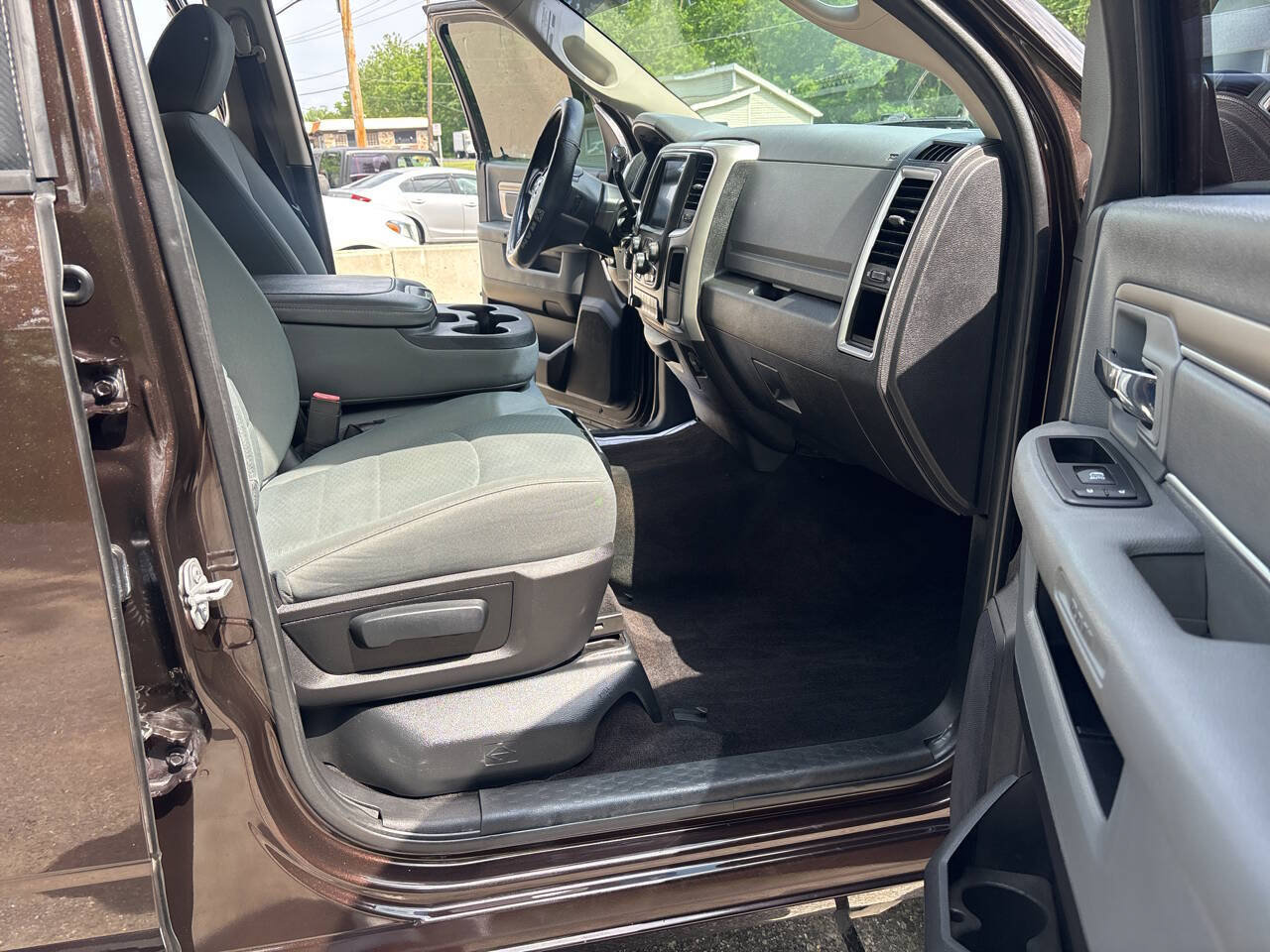 Used 2017 RAM 2500 SLT w/ Snow Chief Group AWD/4WD image 25