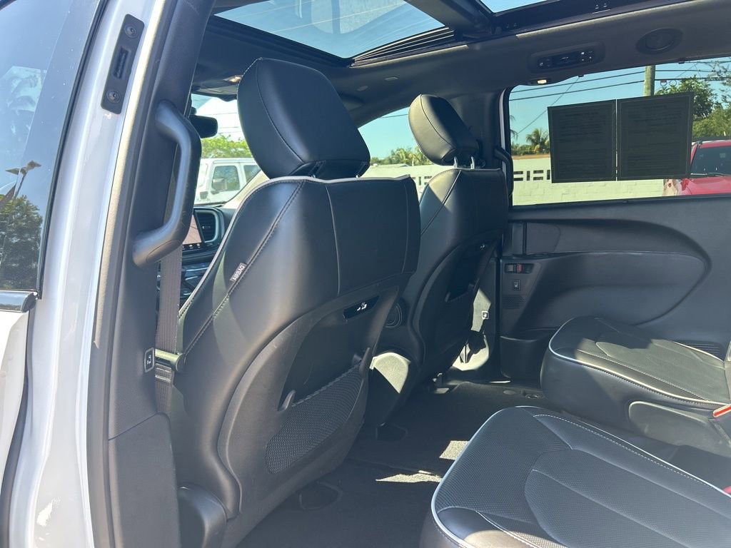 Used 2024 Chrysler Pacifica Limited w/ S Appearance Package image 32