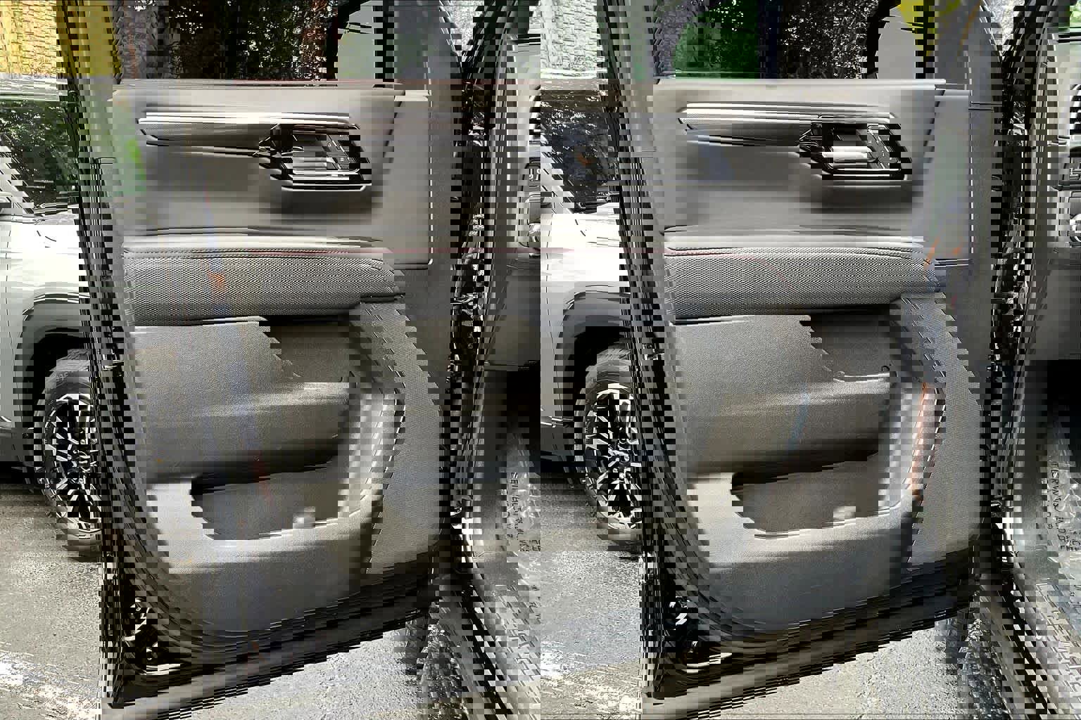 Certified 2025 Chevrolet Suburban RST image 22