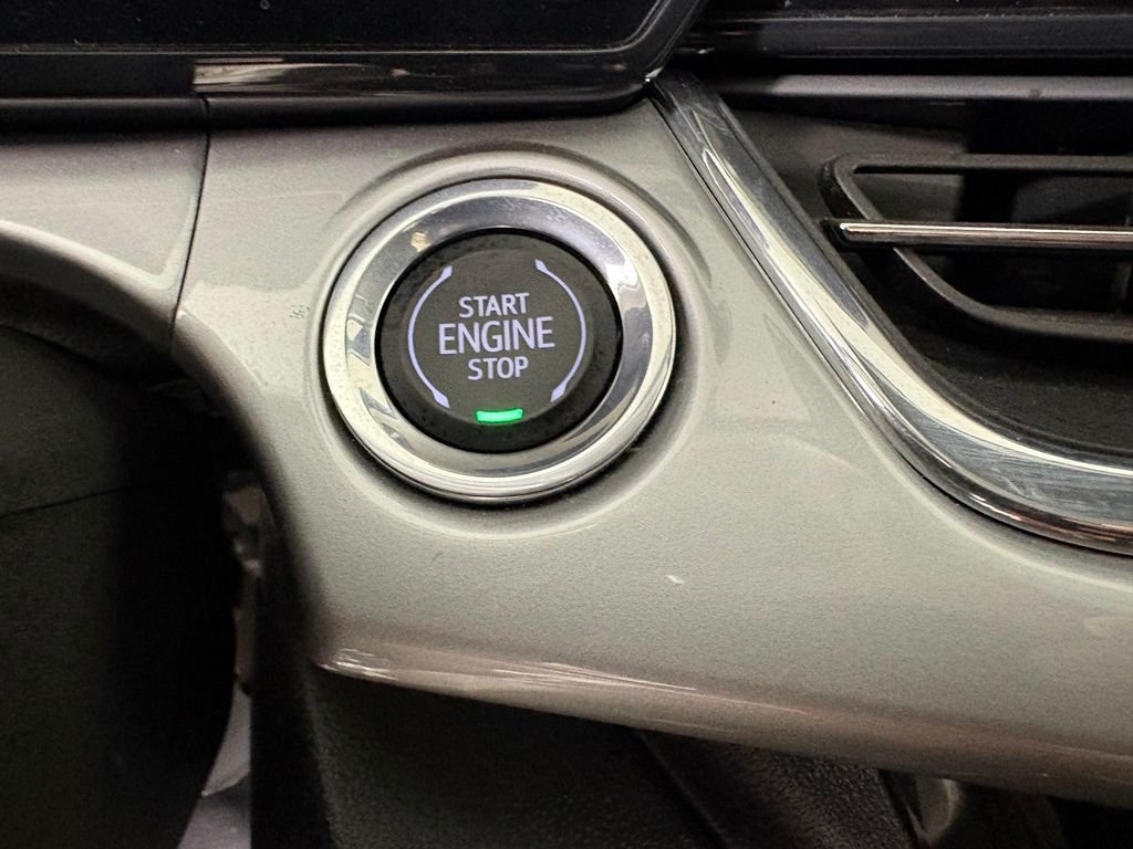 Used 2025 Chevrolet Trax LT FWD image 27
