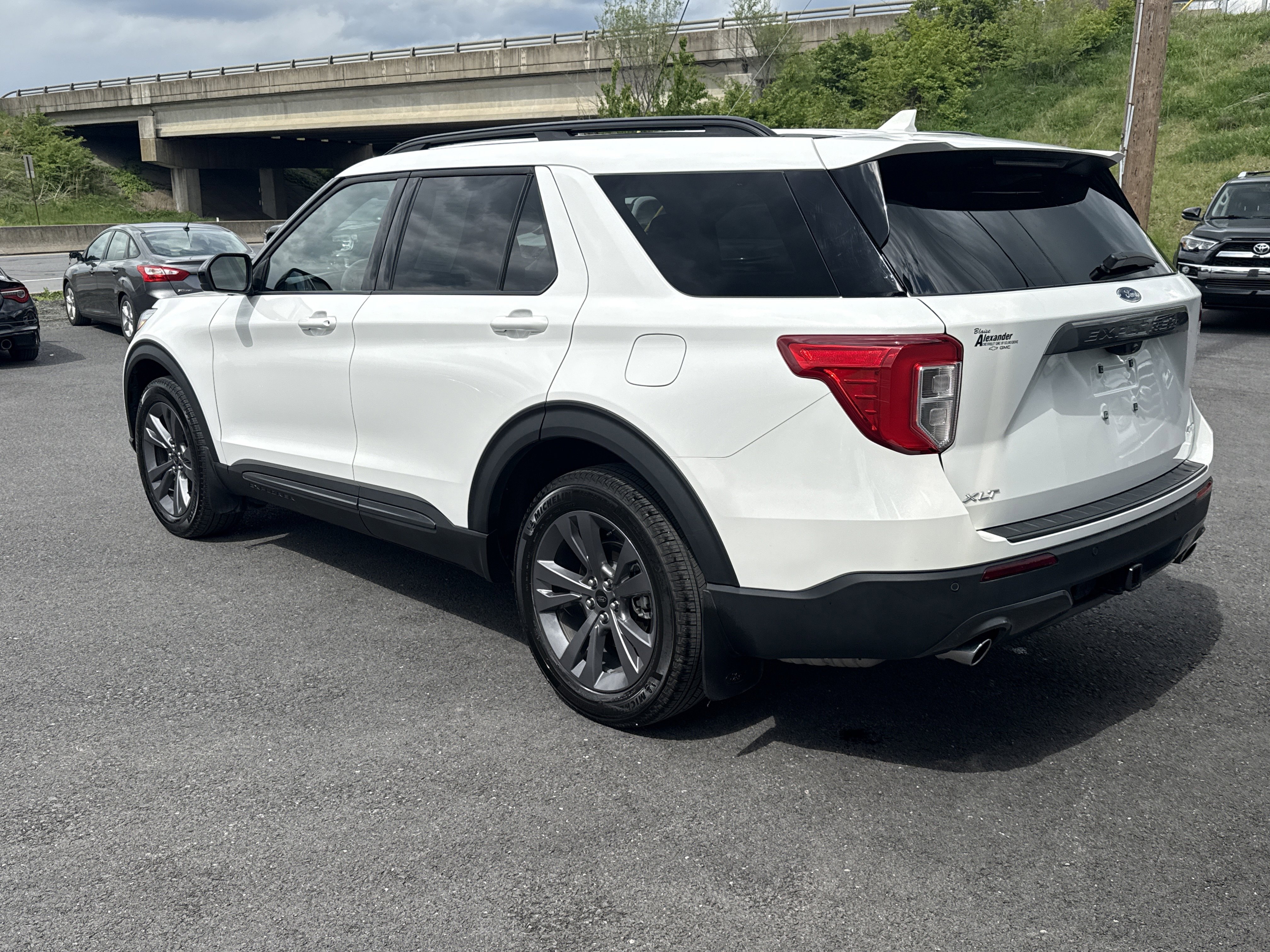 Used 2023 Ford Explorer XLT w/ Equipment Group 202A AWD/4WD image 9