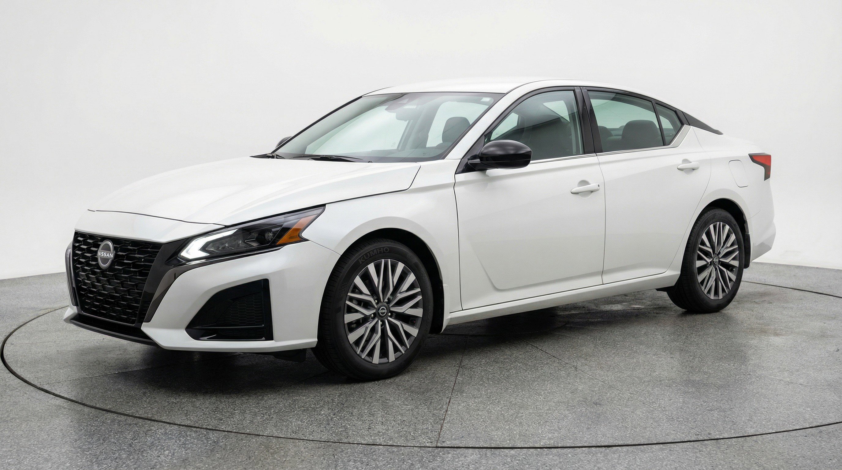 Used 2025 Nissan Altima 2.5 SV image 3