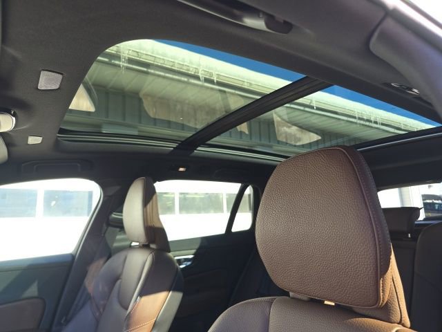 Certified 2025 Volvo V60 B5 Cross Country Plus image 28