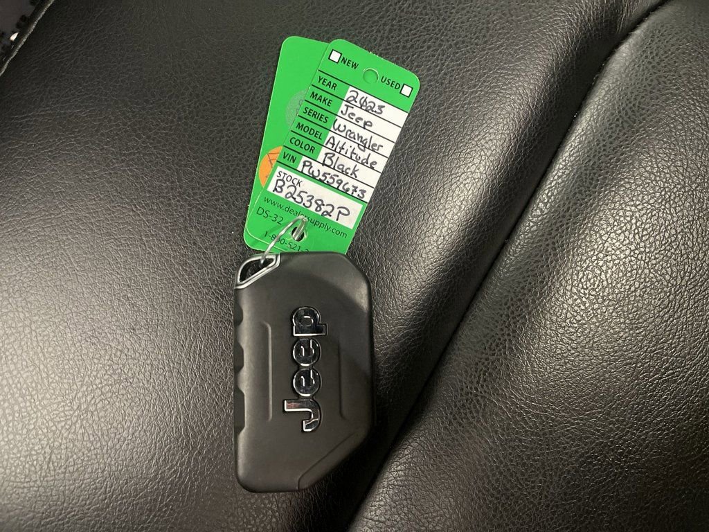 Used 2023 Jeep Wrangler Altitude image 28