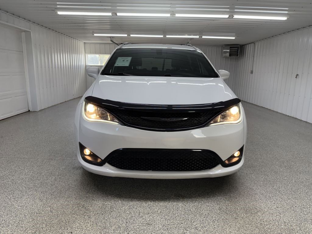 Used 2019 Chrysler Pacifica Touring-L Plus w/ S Appearance Package image 2