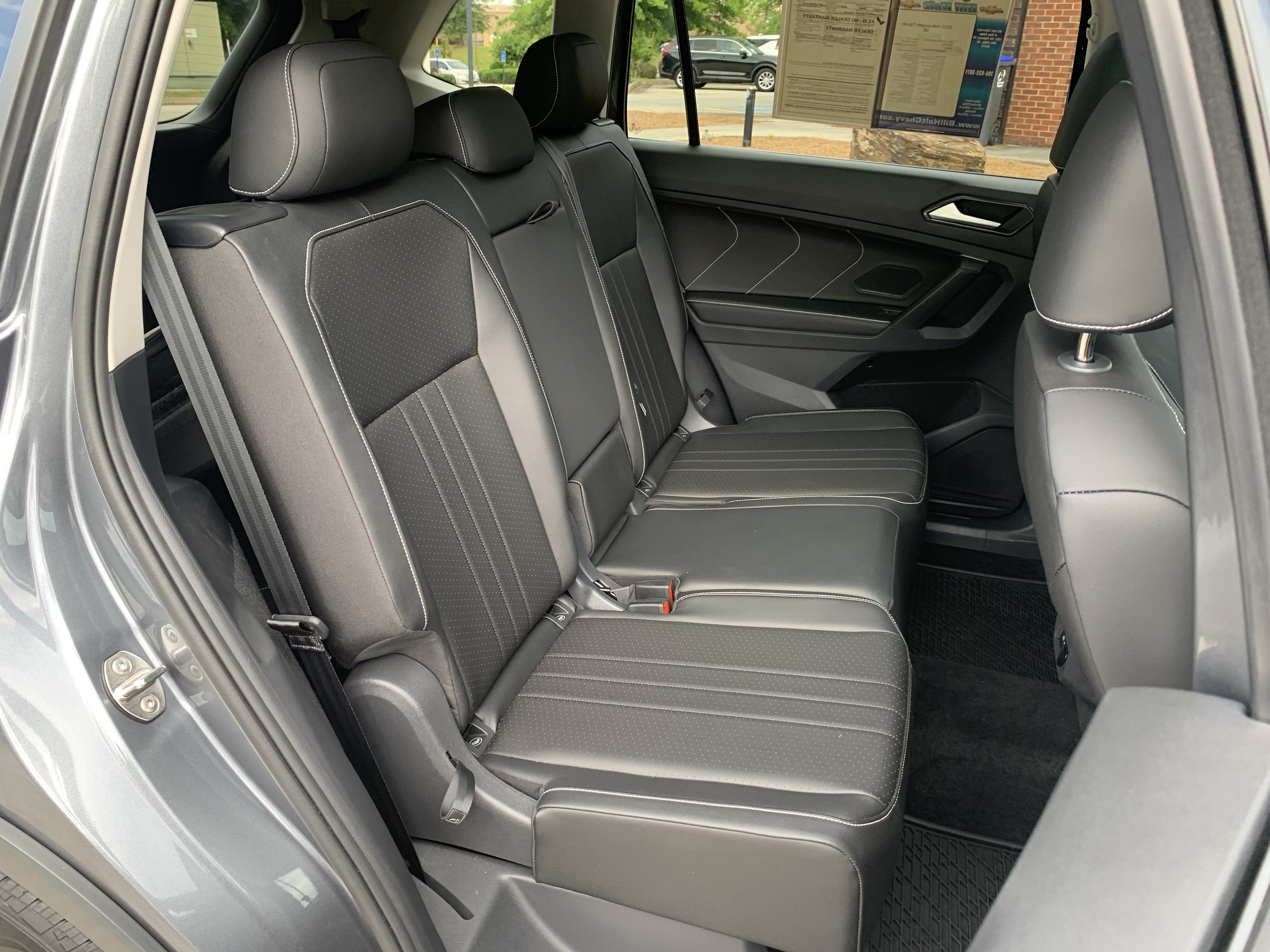 Used 2023 Volkswagen Tiguan SE w/ Panoramic Sunroof Package FWD image 29