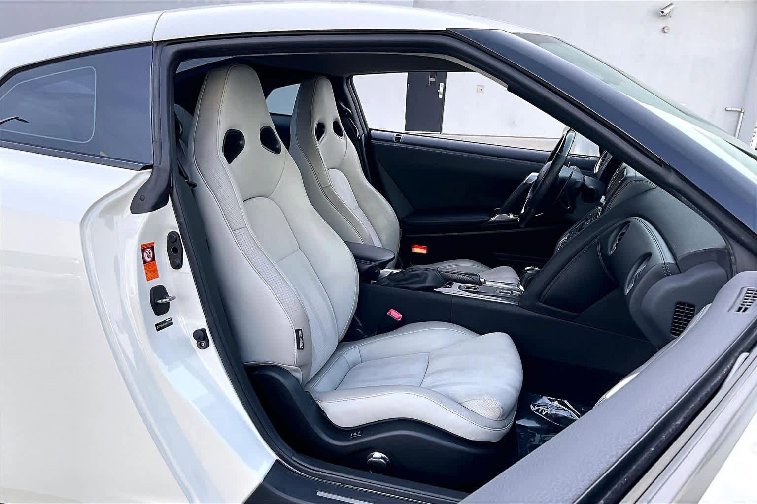 Used 2010 Nissan GT-R Premium image 8