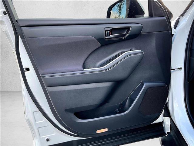 Used 2024 Toyota Highlander LE image 18