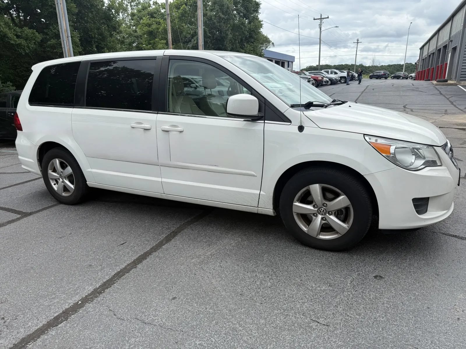 Used 2010 Volkswagen Routan SE FWD image 5