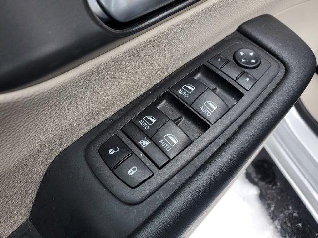Used 2024 Chrysler Pacifica Touring-L FWD image 7