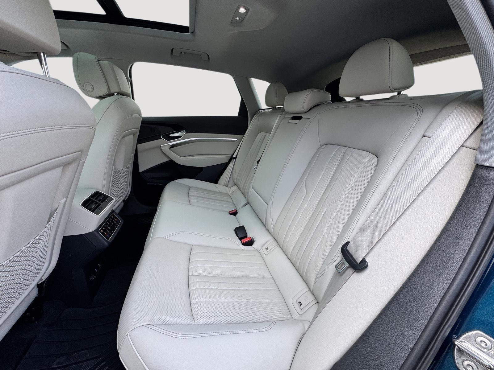 Used 2022 Audi e-tron Premium Plus w/ Premium Plus Package image 23