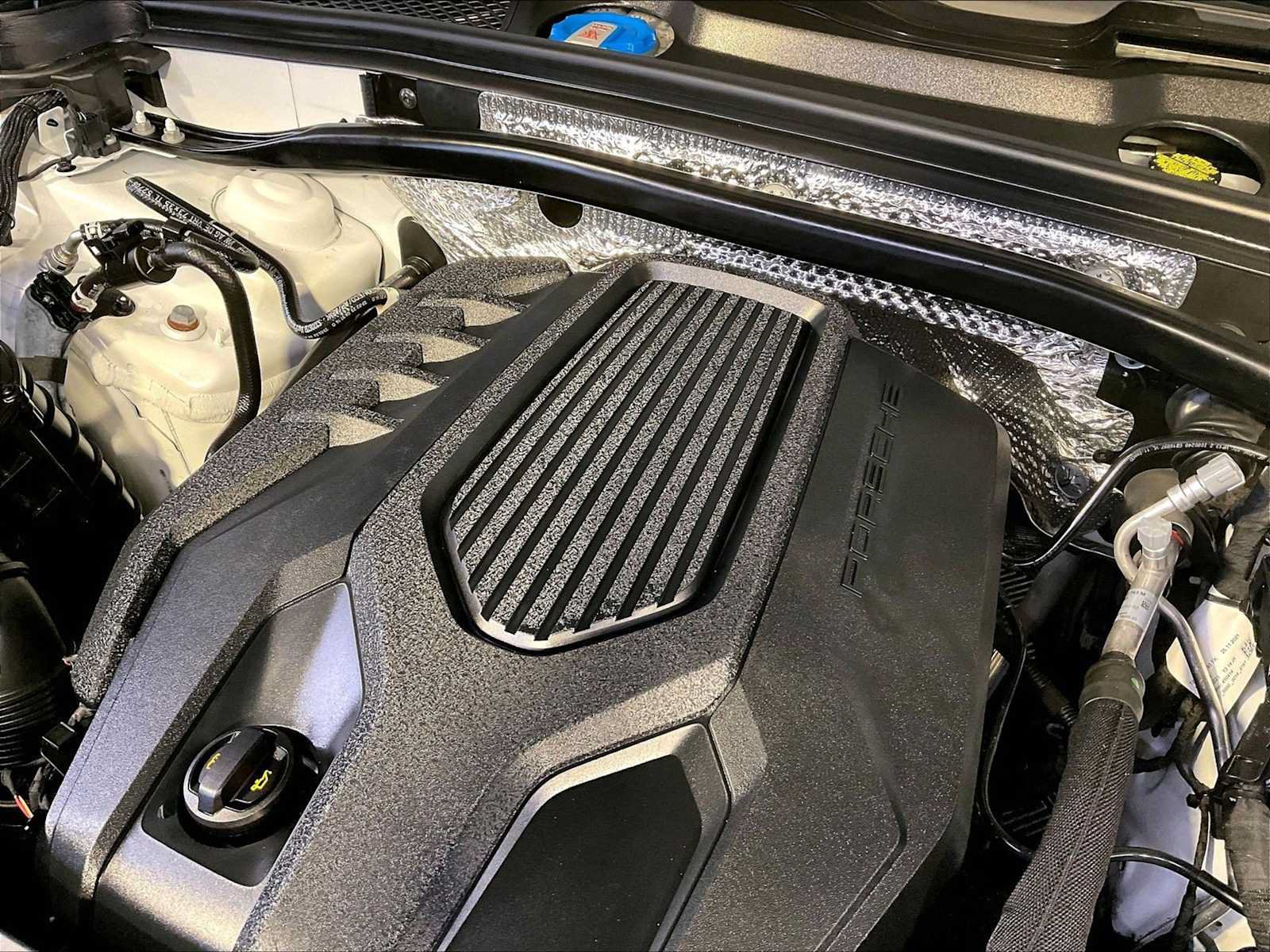 Certified 2023 Porsche Macan Turbo AWD/4WD image 33