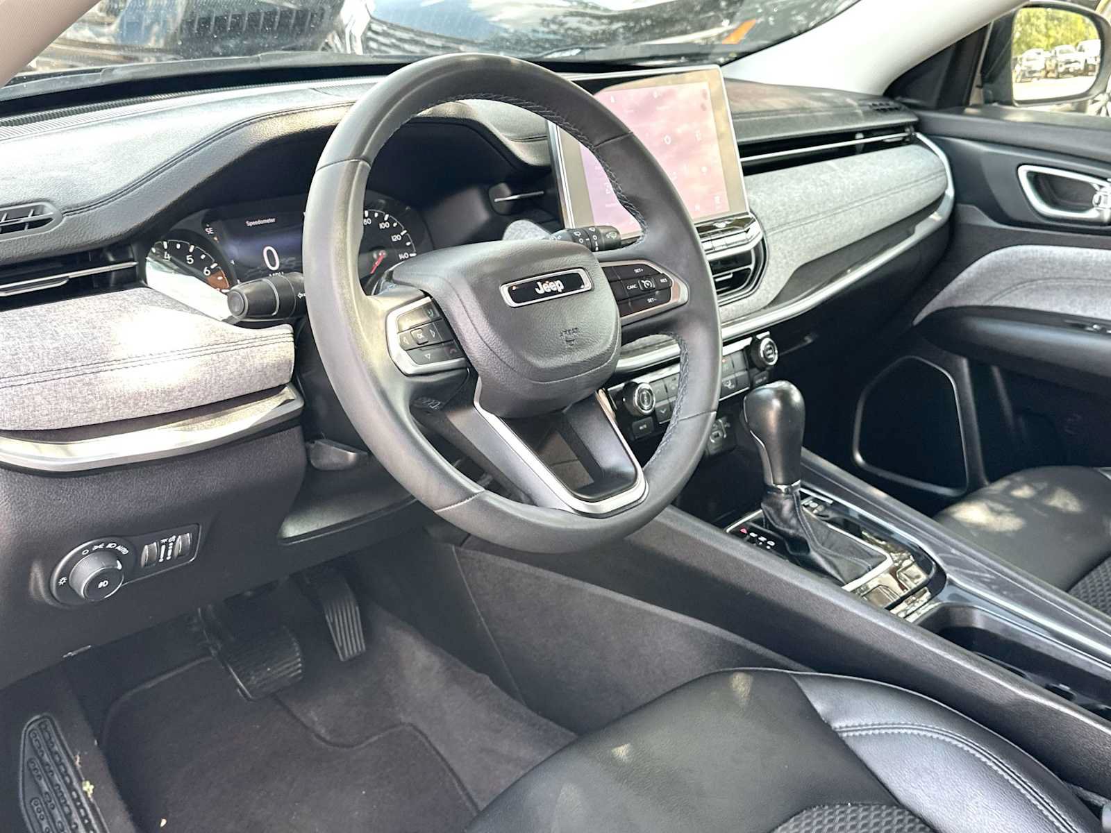 Used 2022 Jeep Compass Latitude FWD image 18