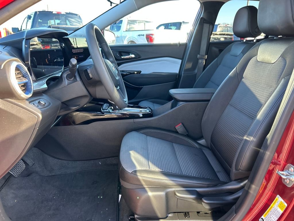 Used 2025 Chevrolet Trax LT image 14