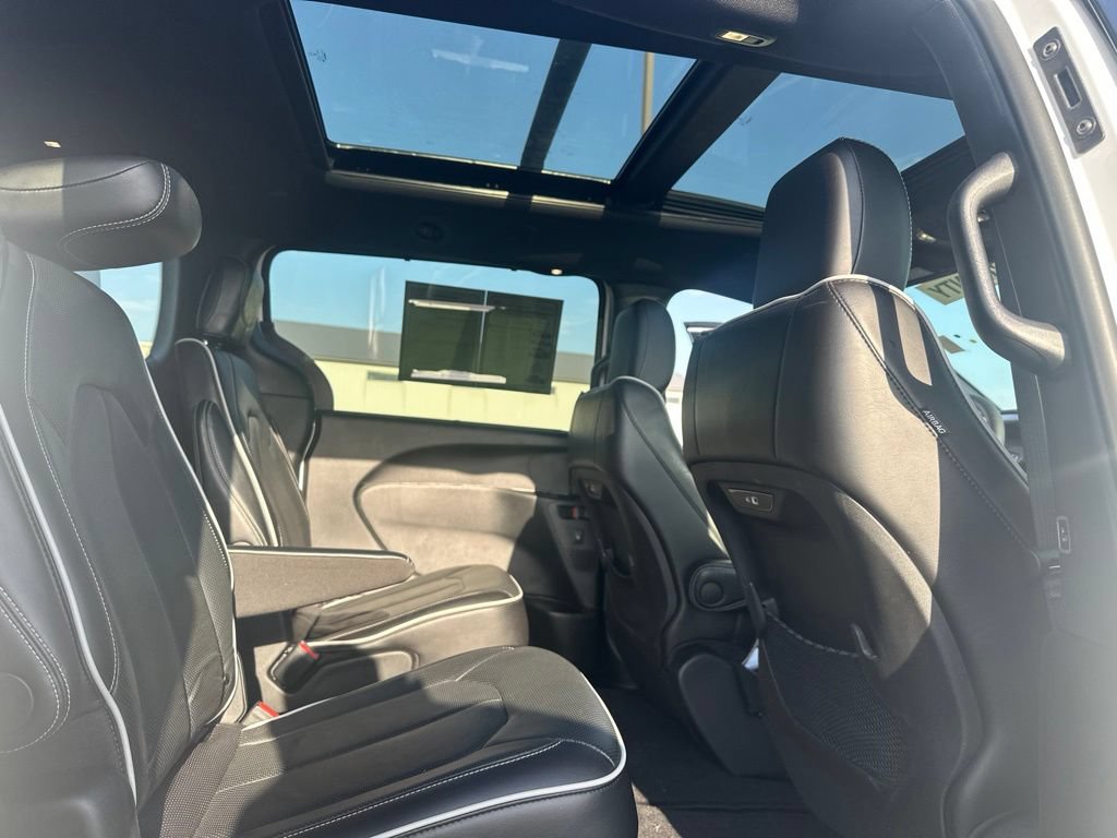 Used 2025 Chrysler Pacifica Limited FWD image 18