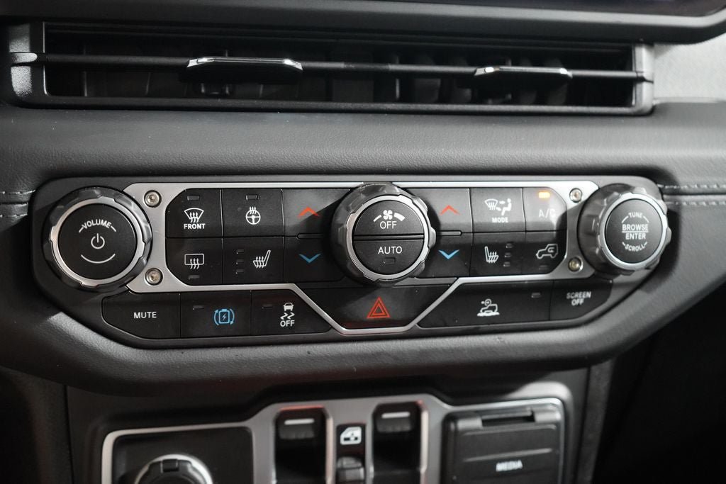 Used 2025 Jeep Wrangler Unlimited Sahara AWD/4WD image 15
