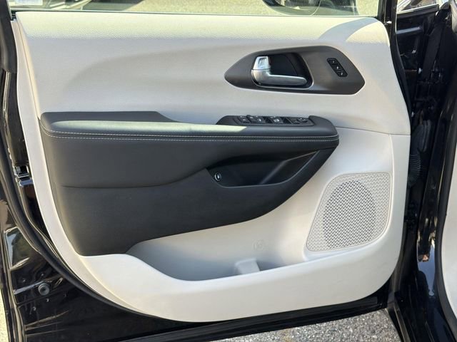 Used 2024 Chrysler Pacifica Limited FWD image 21