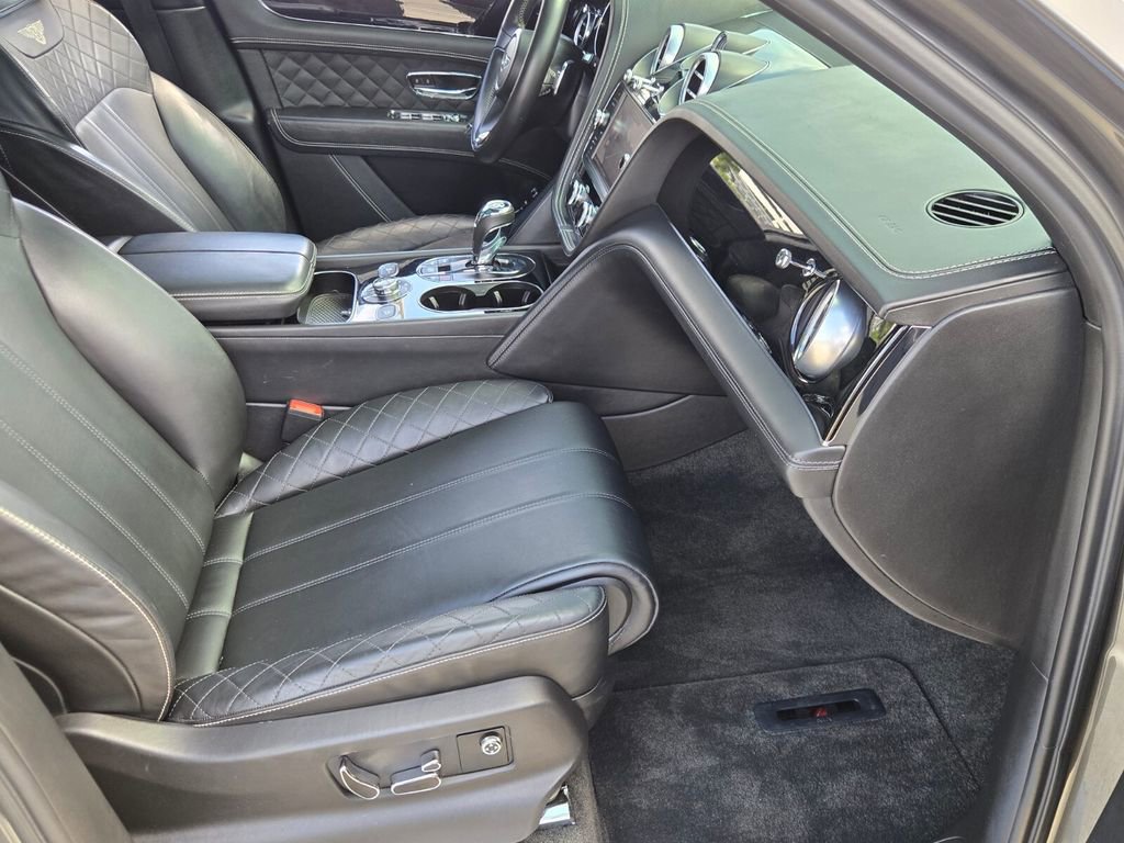 Used 2018 Bentley Bentayga image 19