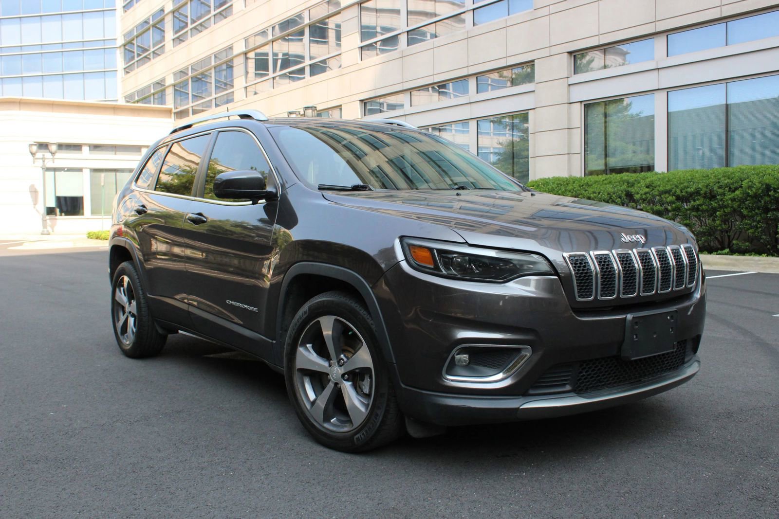 Used 2020 Jeep Cherokee Limited FWD image 1