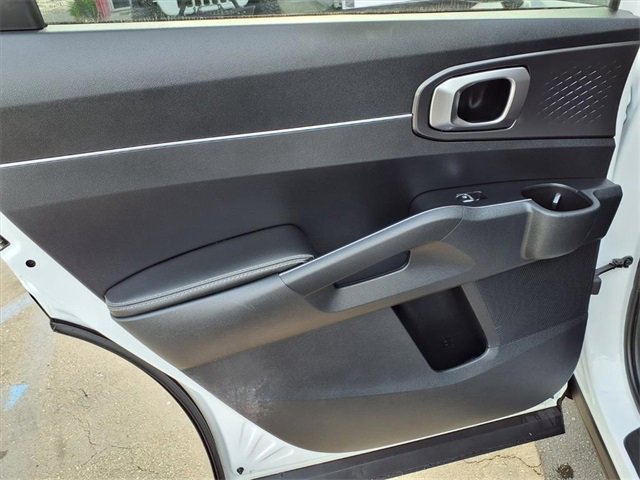 Used 2023 Kia Sorento LX image 8