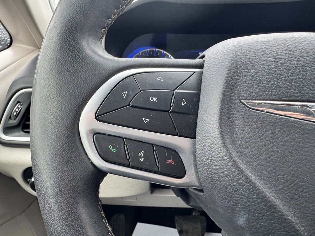 Used 2022 Chrysler Pacifica Touring-L image 19