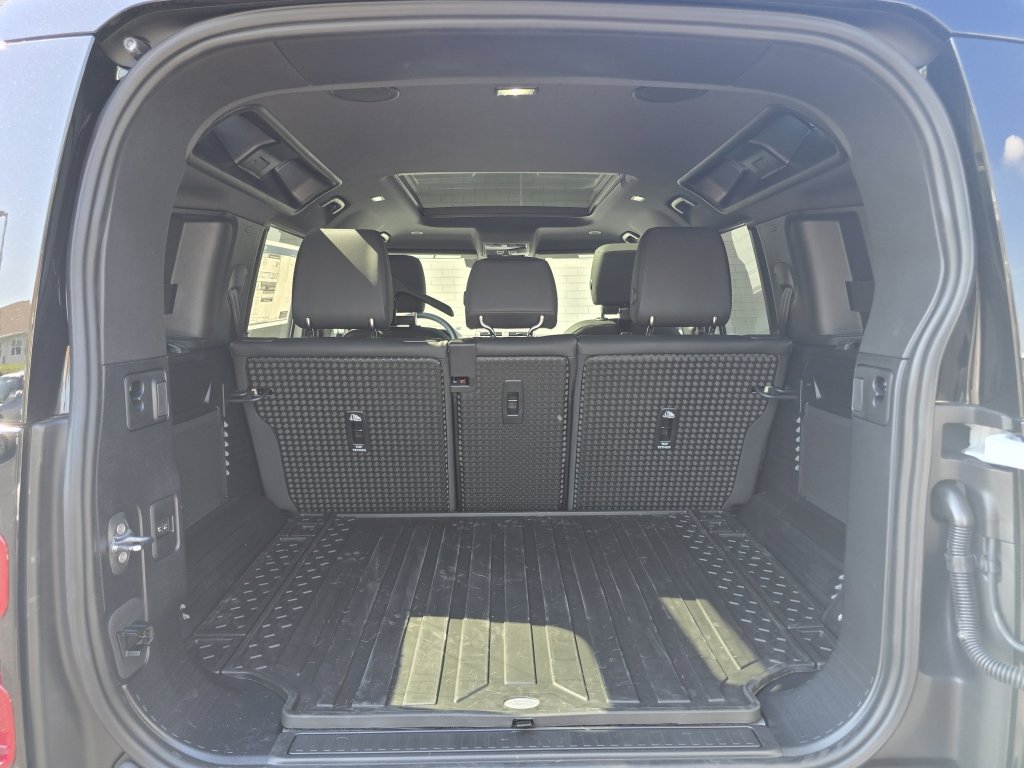 New 2025 Land Rover Defender 110 X-Dynamic SE image 23