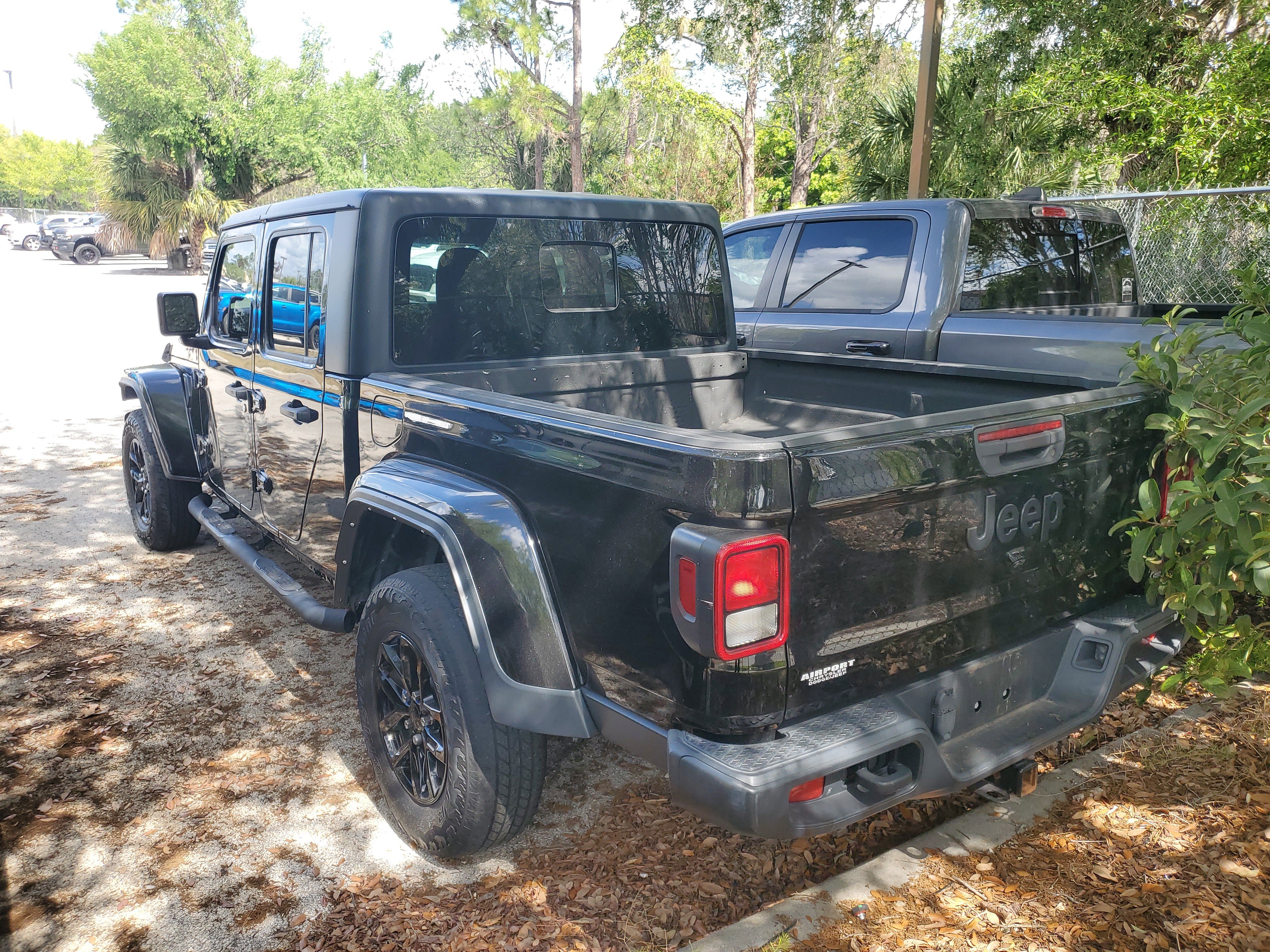 Used 2021 Jeep Gladiator Sport image 4