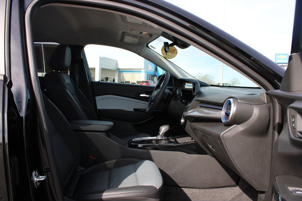 Used 2025 Chevrolet Trax LT image 24