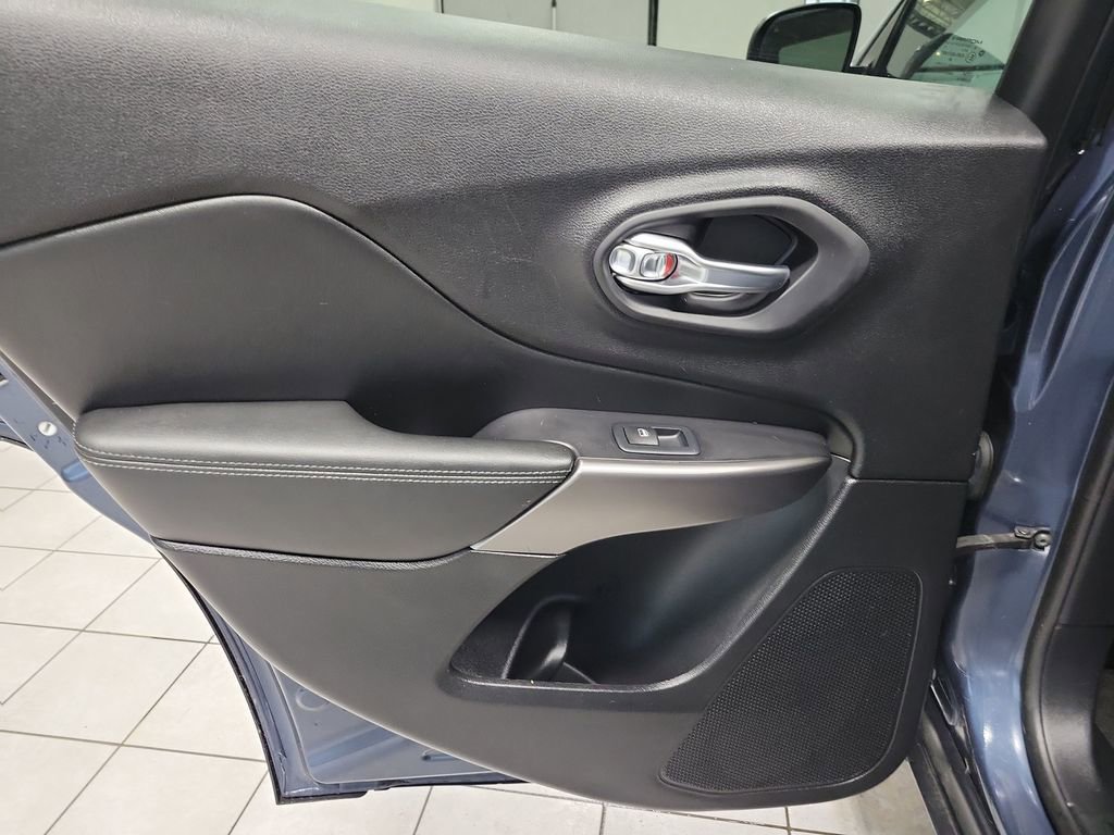 Used 2020 Jeep Cherokee Limited AWD/4WD image 29