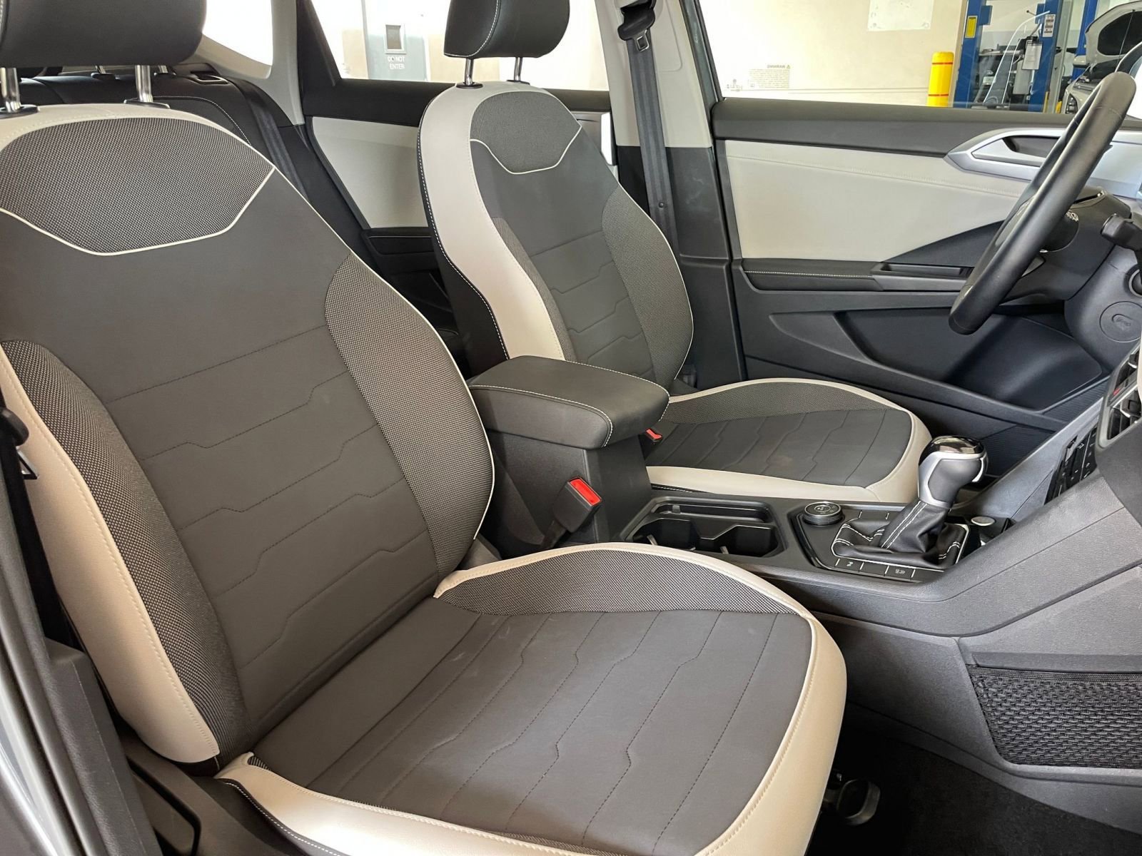 Used 2025 Volkswagen Taos SE image 30