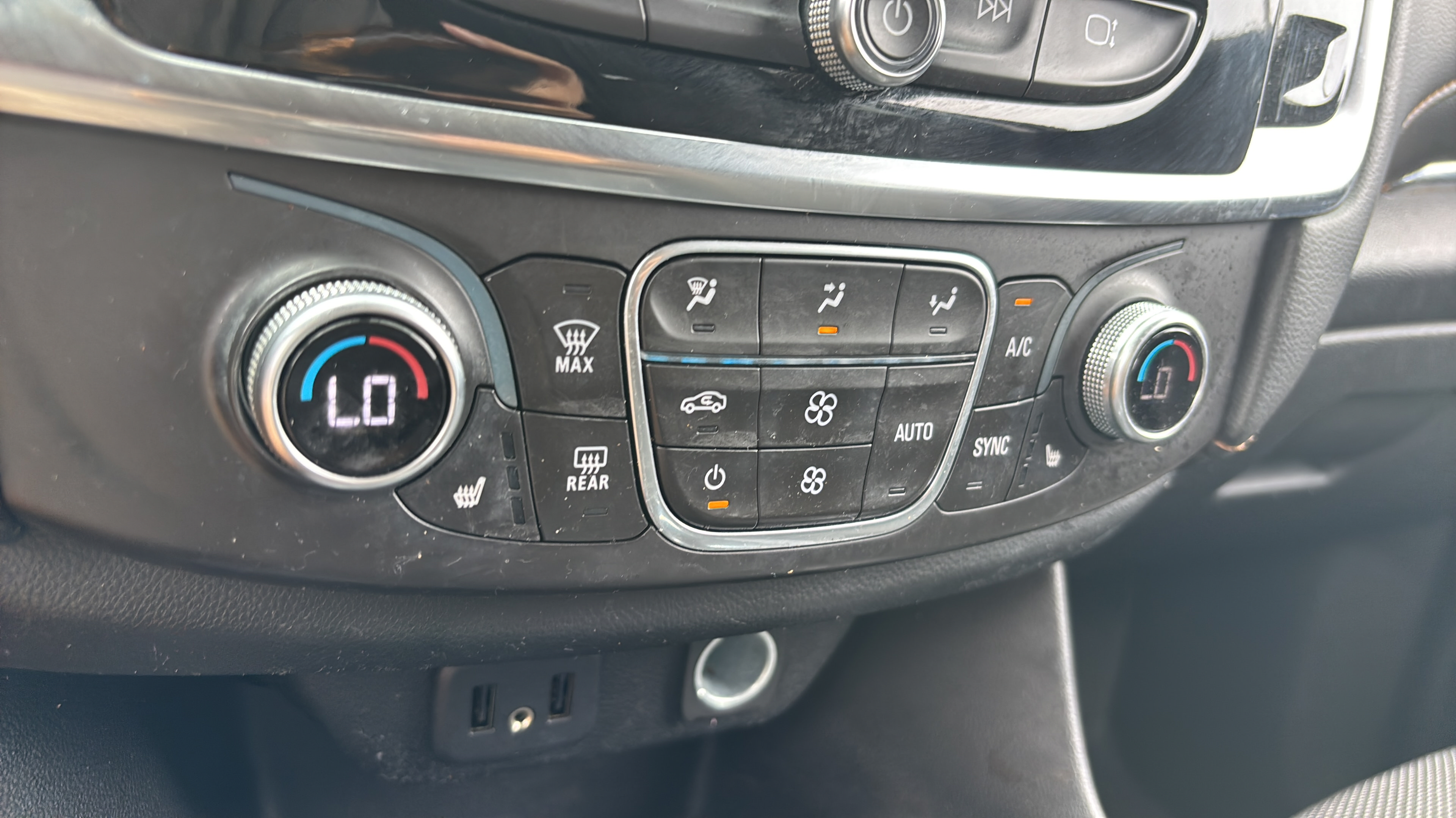 Used 2018 Chevrolet Traverse LT FWD image 19