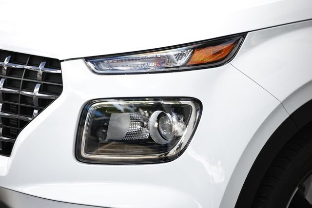 Certified 2025 Hyundai Venue SEL FWD image 11
