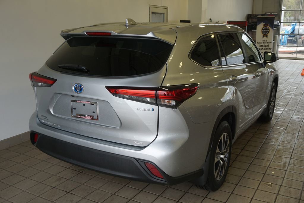 Used 2023 Toyota Highlander XLE AWD/4WD image 16