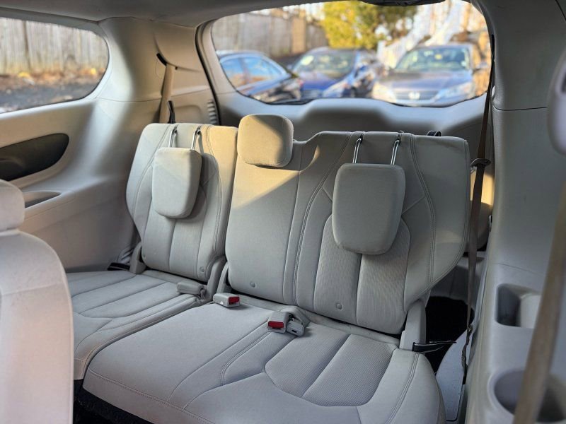 Used 2017 Chrysler Pacifica Touring FWD image 14