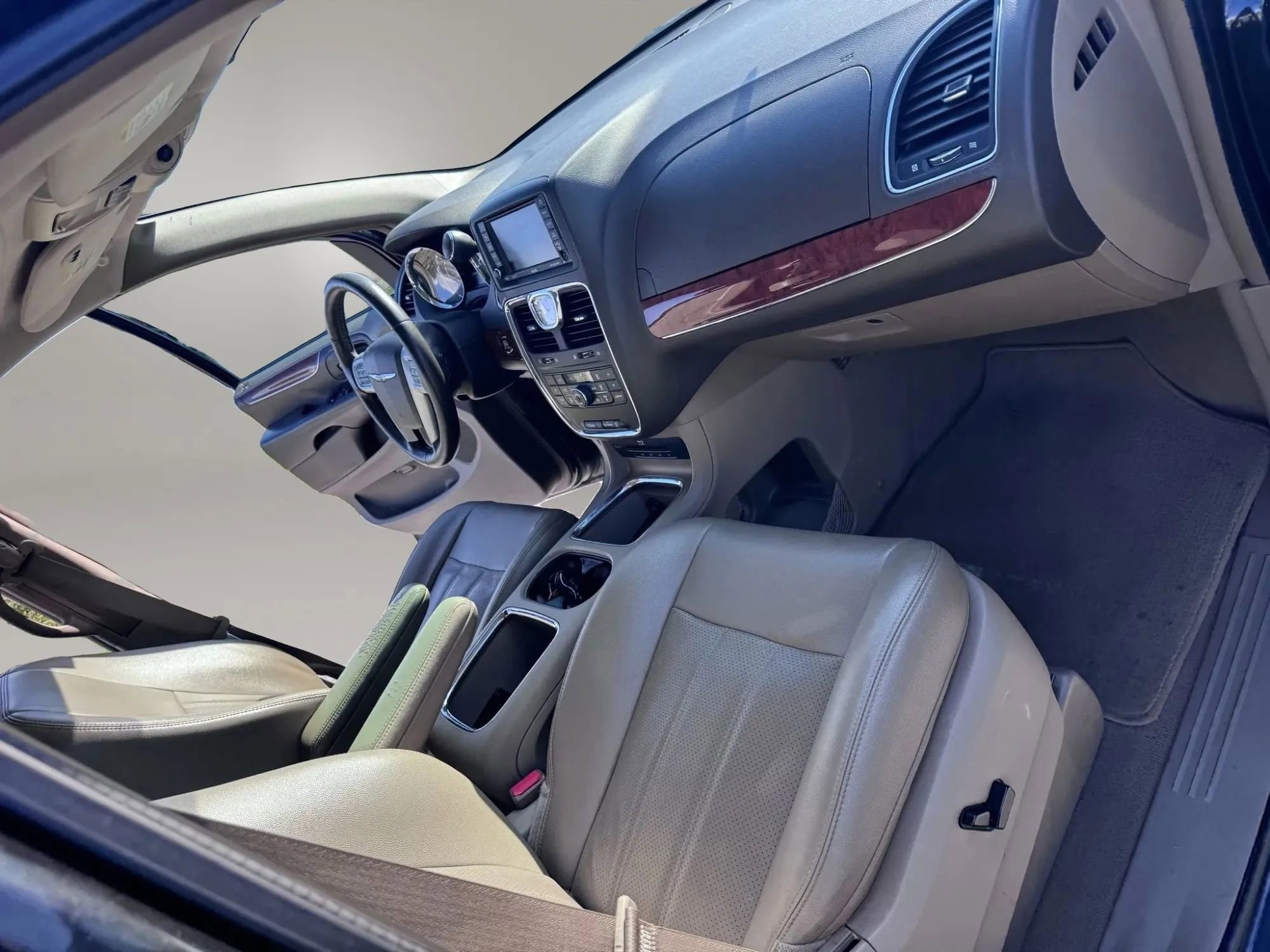 Used 2014 Chrysler Town & Country Touring-L w/ Driver Convenience Group FWD image 10
