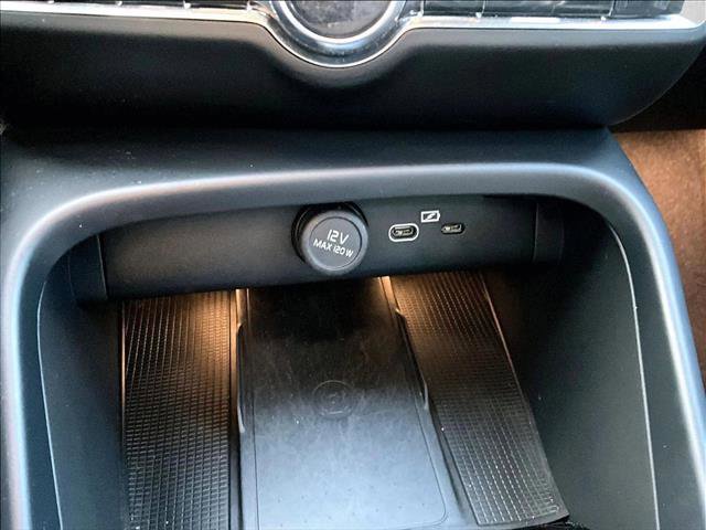 Used 2022 Volvo XC40 P8 Recharge Plus image 23