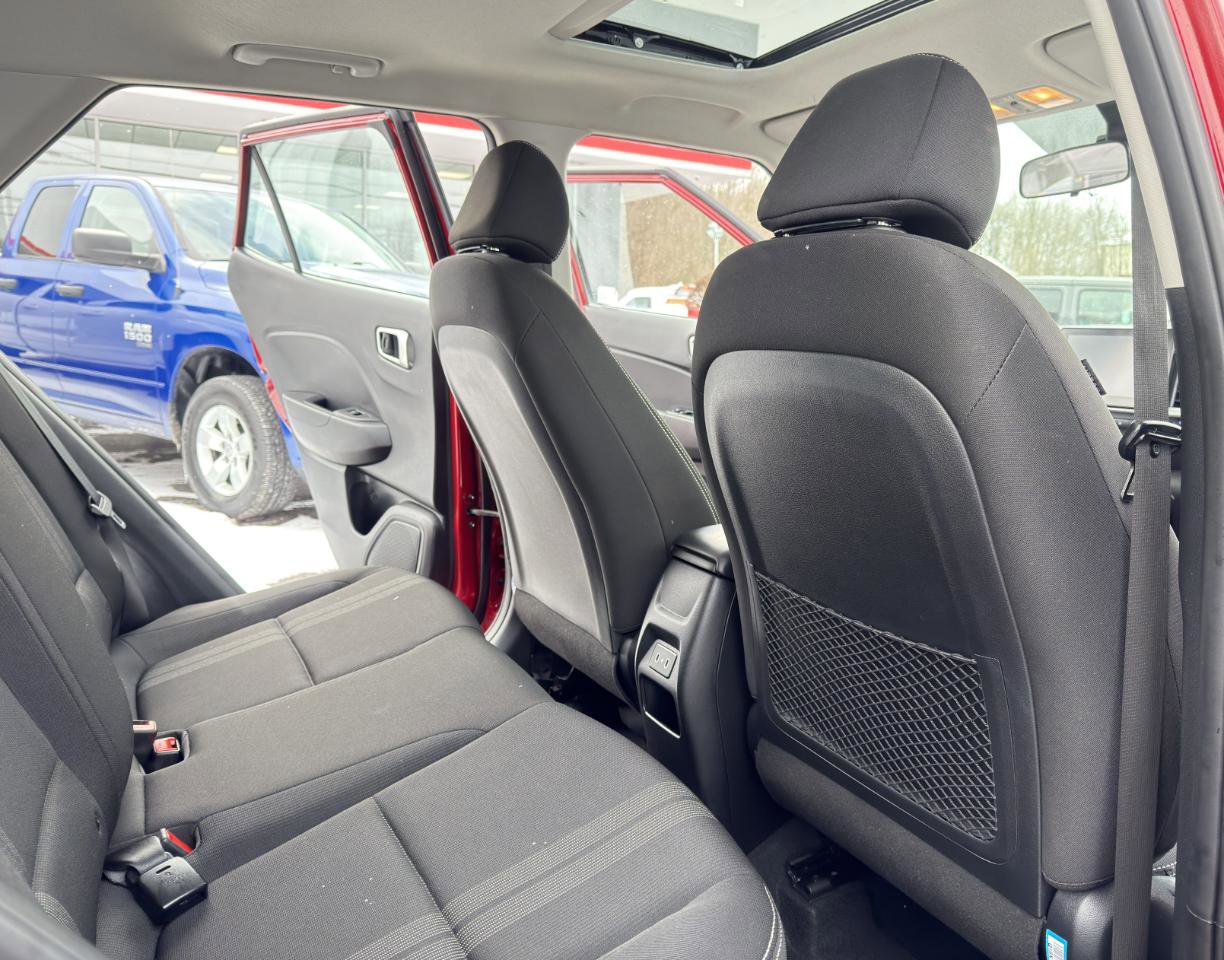 Used 2024 Hyundai Venue SEL FWD image 32