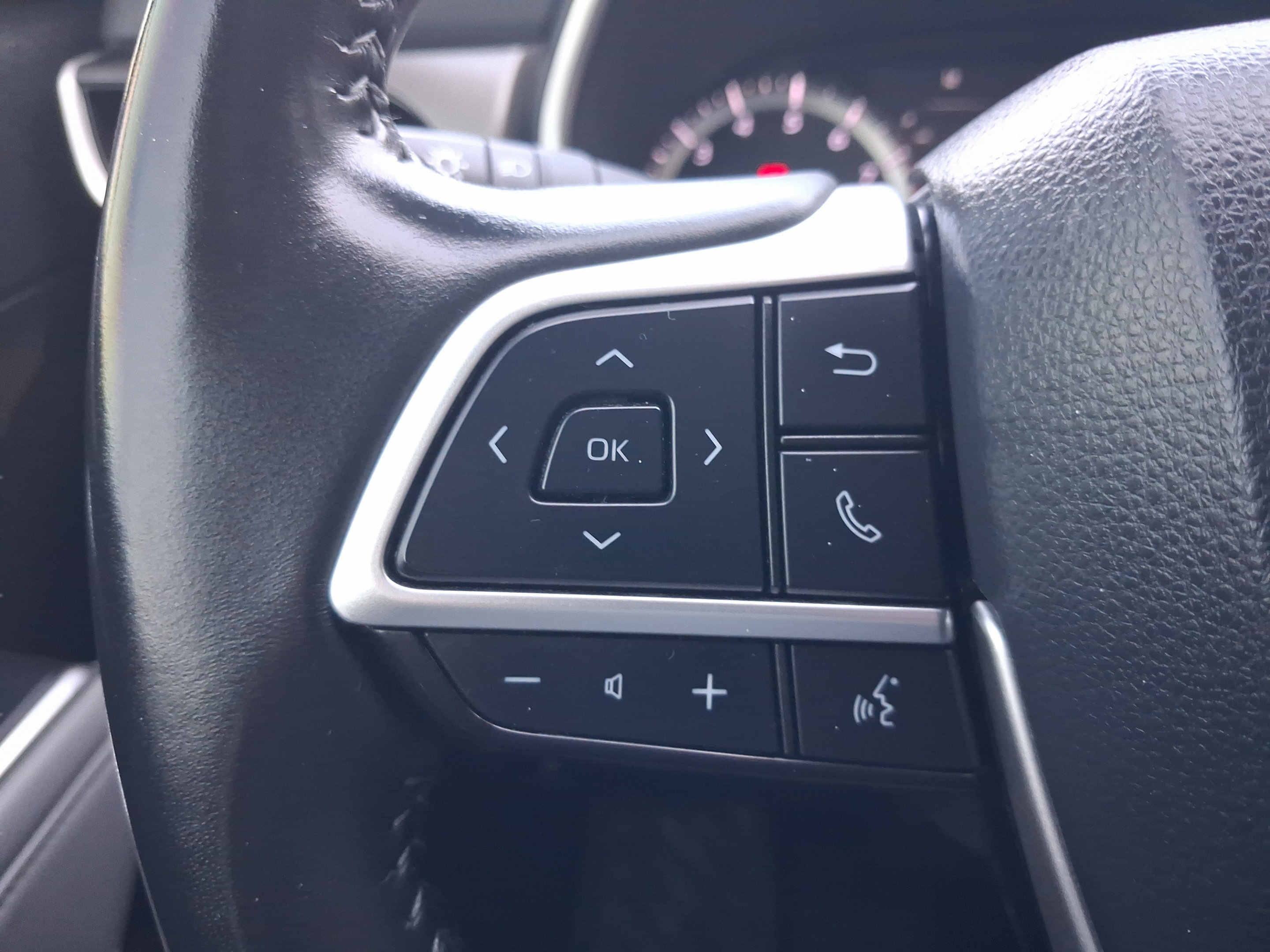 Used 2022 Toyota Highlander XLE AWD/4WD image 24