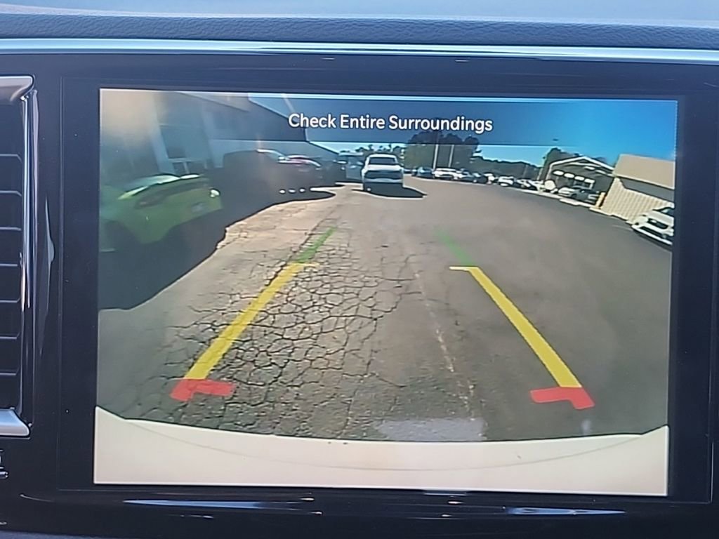 Used 2024 Chrysler Pacifica Touring-L image 6