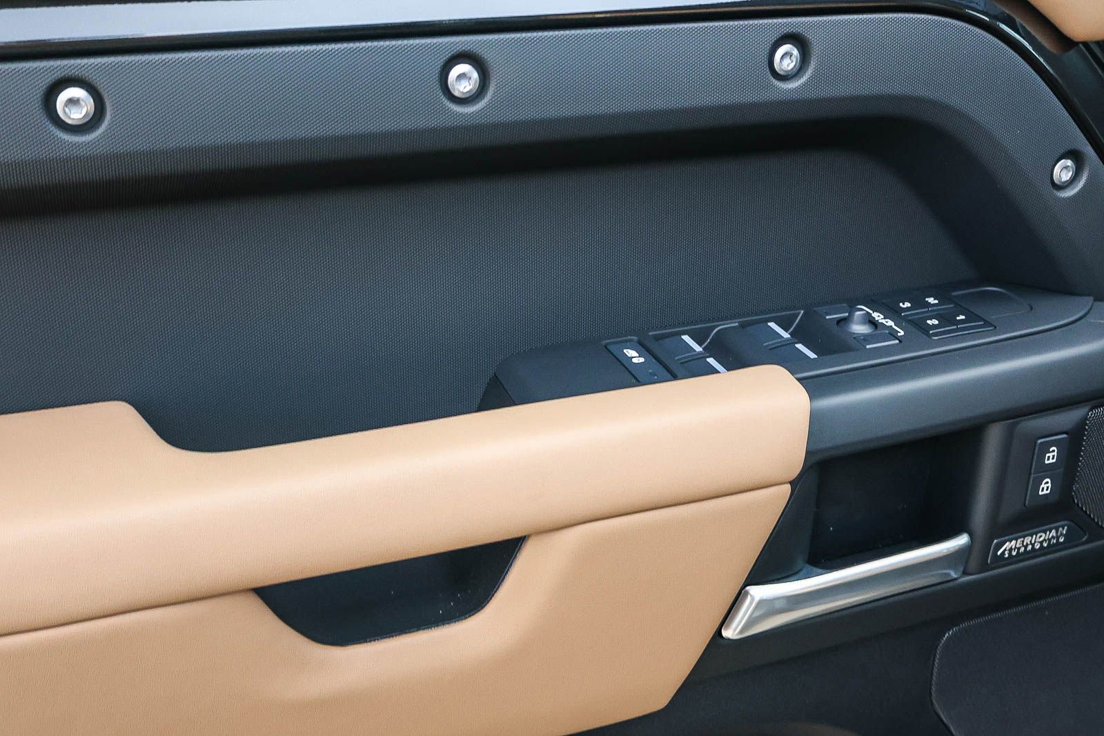 New 2026 Land Rover Defender 110 X-Dynamic SE image 32