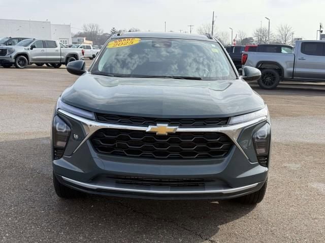 Used 2025 Chevrolet Trax LT FWD image 3