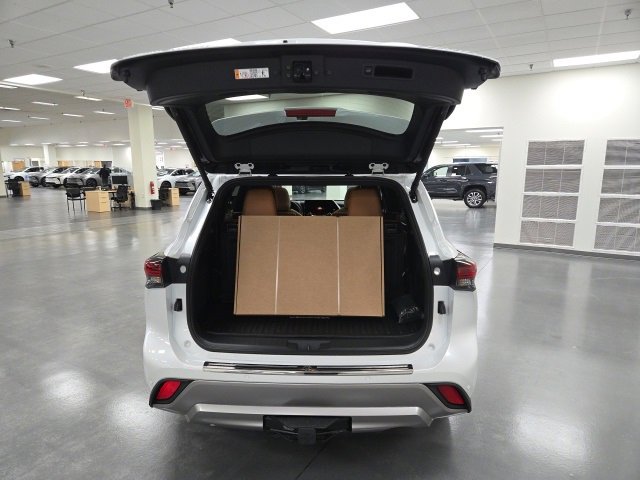New 2026 Toyota Highlander Platinum image 15
