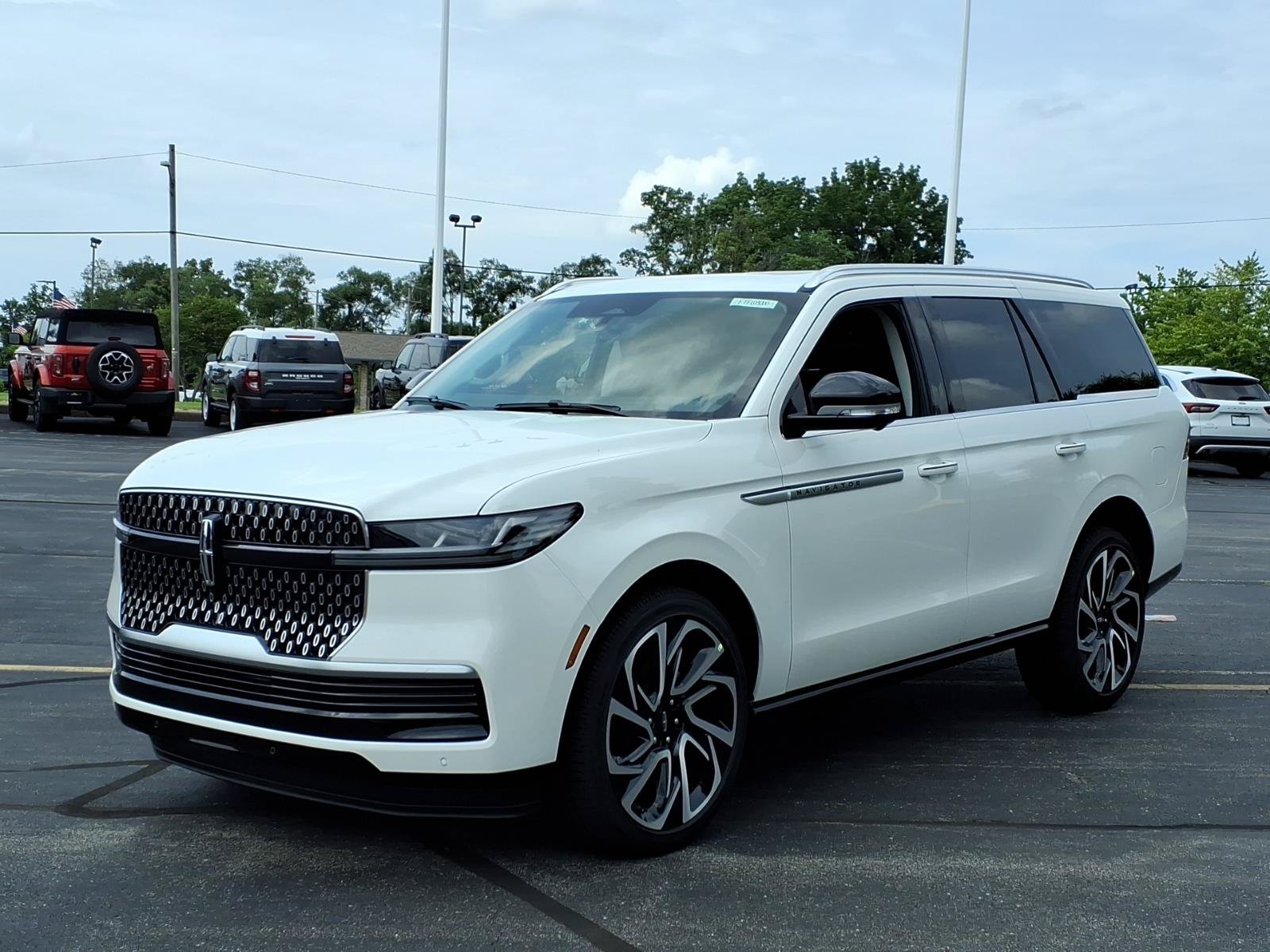 New 2027 Lincoln Navigator Reserve AWD/4WD image 3
