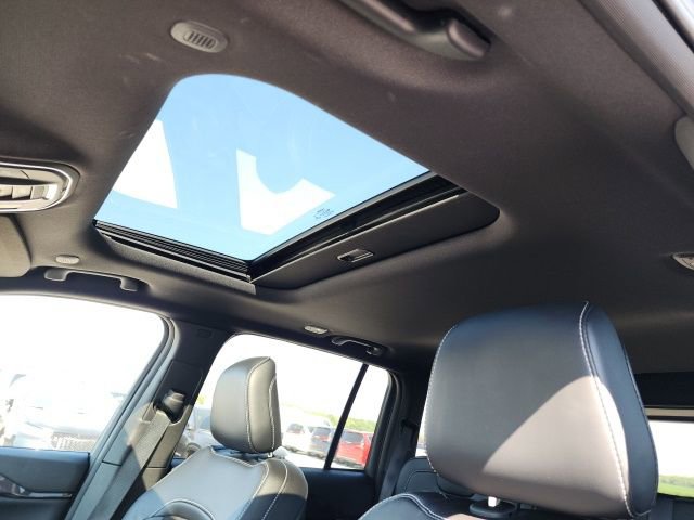 Used 2023 Jeep Grand Cherokee Altitude image 44