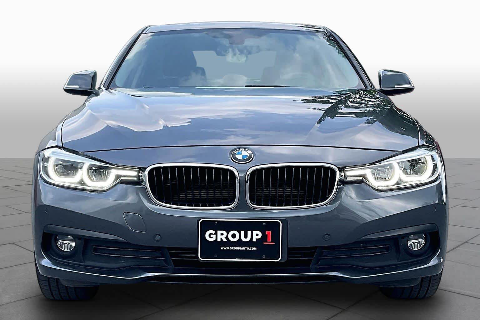 Used 2018 BMW 320i xDrive Sedan AWD/4WD image 3