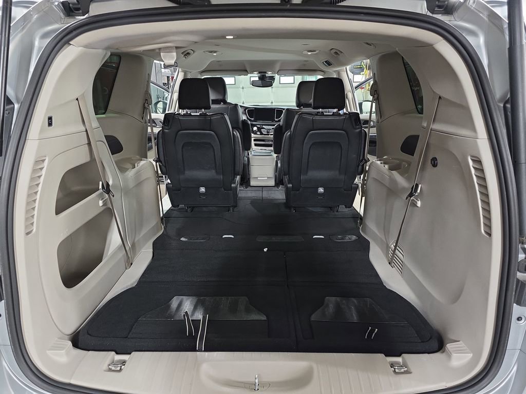 Used 2023 Chrysler Pacifica Touring-L image 14
